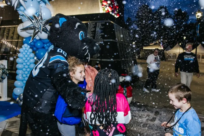 Sir Purr hugs students as snow falls